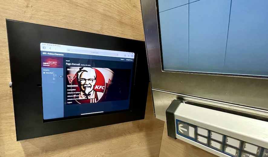 A2MI17's tweet photo. Le déploiement continu sur les restaurants #KFC KFC. 
Nouvel #iPad en place prêt pour l'utilisation de la plateforme développée pour eux 
#kfclagord 
Le prochain c'est #saintes https://t.co/gjKJcNve6u