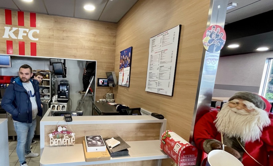 Le déploiement continu sur les restaurants #KFC KFC. 
Nouvel #iPad en place prêt pour l'utilisation de la plateforme développée pour eux 
#kfclagord 
Le prochain c'est #saintes
