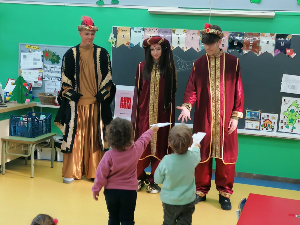 LestonnacMollet's tweet photo. Aquesta tarda hem tingut una visita ben especial, els patges de Ses Majestats els 👑👑👑Mags d'Orient han passat per les classes d'educació infantil i de Cicle inicial per recollir els nostres desitjos 🌠 #Nadal #patges #reismags #tradidicons #màgia #lestonnac #lestonnacmollet https://t.co/Fp87WUmpas