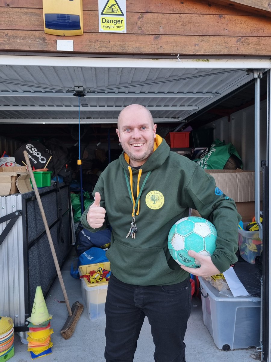 WillowsCE's tweet image. Mr Shuker and the rest of the staff were thrilled to receive their new sports uniform courtesy of @willowspta, who raised the funds from local businesses connected to our school community. Many thanks to everyone for your very generous donations ⚽️🥎🏏🏸🏃🏃‍♀️