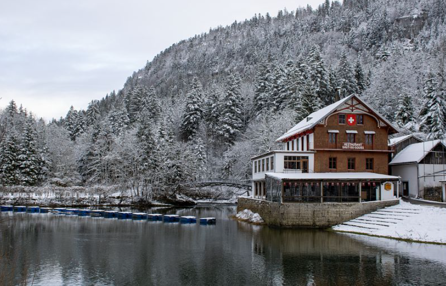 Nous vous souhaitons un bon réveillon à tous ✨ On se retrouve l'année prochaine pour faire le plein de découvertes, d'idées sorties et visites à travers notre région ! 🤩 En attendant, vous pouvez toujours faire un tour sur notre site 👉 bourgognefranchecomte.com/?utm_source=tw… 📸 C.Vasselet