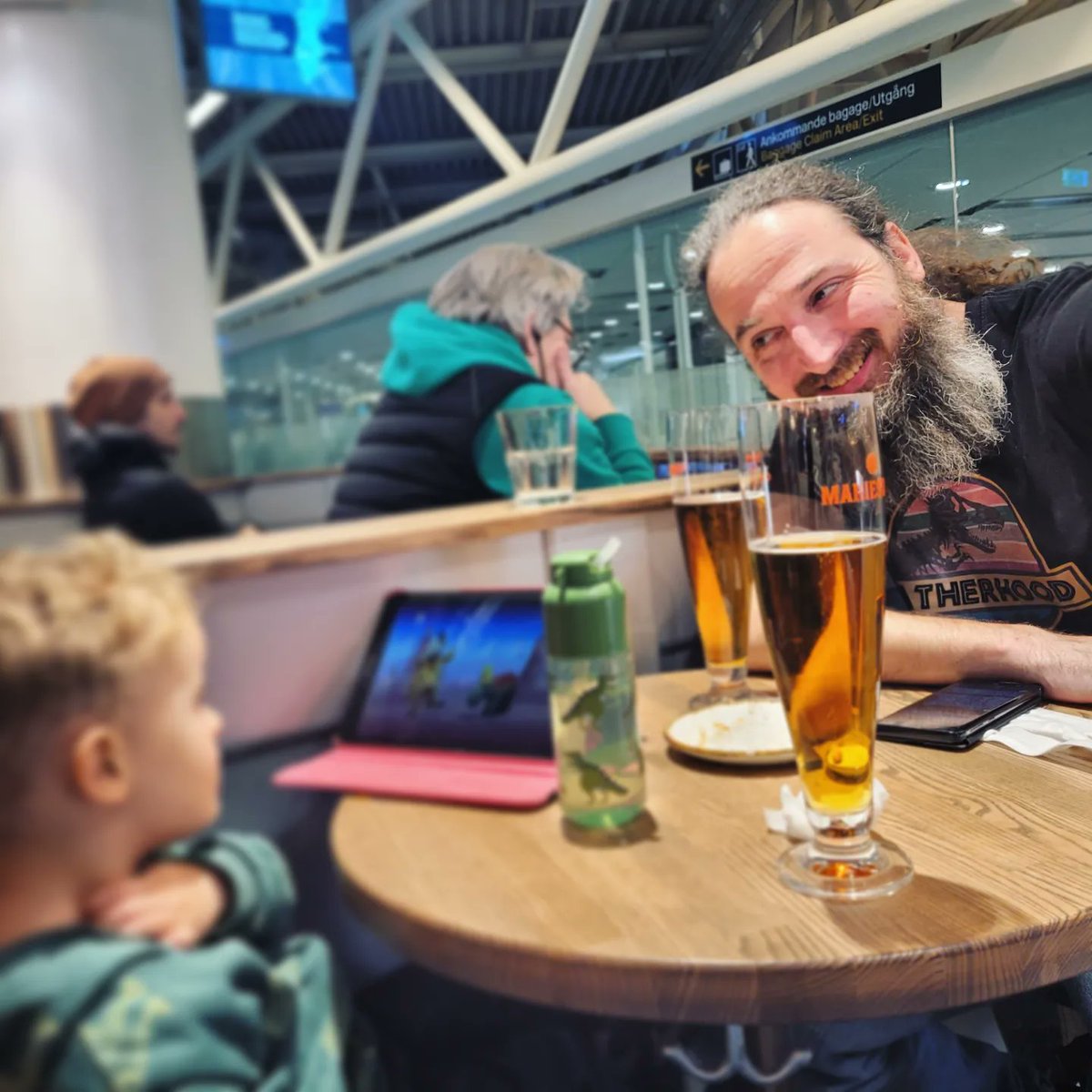 Killing time at the airport when both your parents are palaeontologists: looking at fossils and watching a video while your parents drink a beer and cheer to the beginning of the Christmas break! #FossilFriday #orthoceras