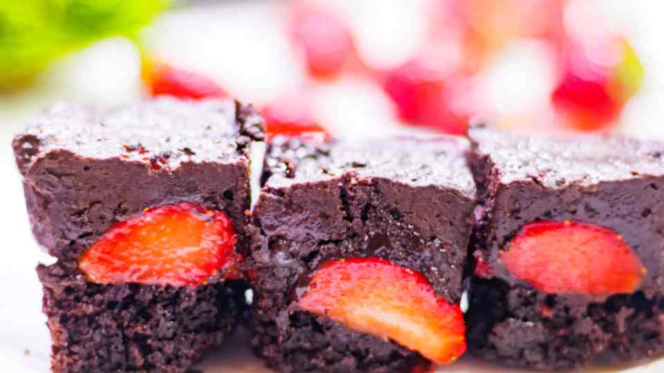 Chocolate Covered Strawberry Brownies - RecipeMagik recipemagik.com/chocolate-cove…