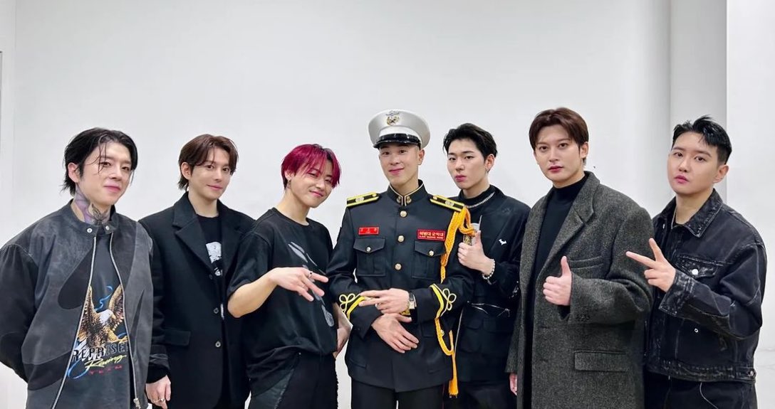 KpopInParis's tweet photo. À l’occasion du 28ème anniversaire des marines, Block B se sont produits sur scène pour la première fois en 4 ans. Ils ont chanté leurs plus gros tubes comme Her, Shall We Dance ou Very Good.
Vous pouvez retrouvez les videos des performances sur ce hashtag : #BlockBReturns https://t.co/BqmMI18hIT