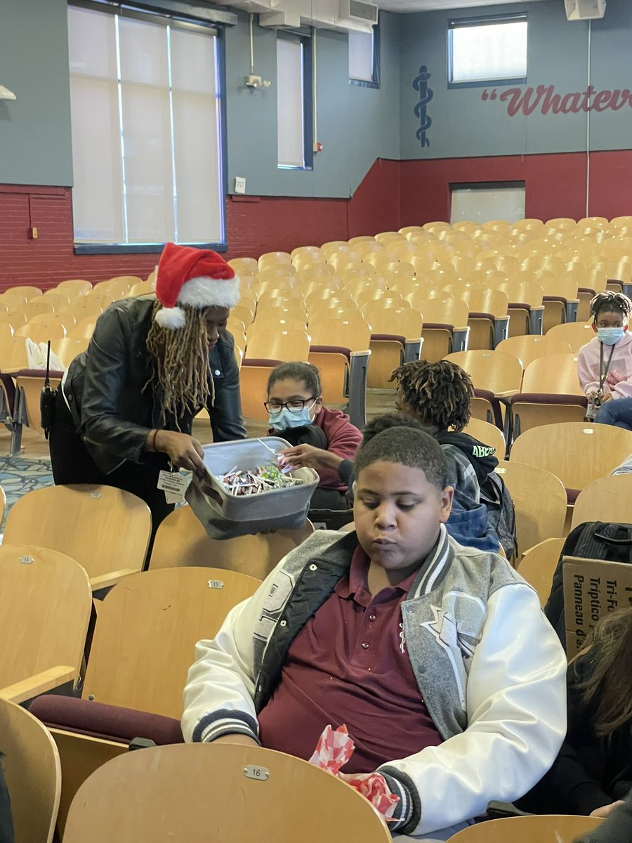 BCMAR_HISD's tweet image. Who’s 100% charged for the instructional day and you’ll be rewarded for being a Chromebook care CHAMP! @K_HarrisEdTech @greaterhoucf @HessCorporation @HISDChoice @HISDMiddleSchls