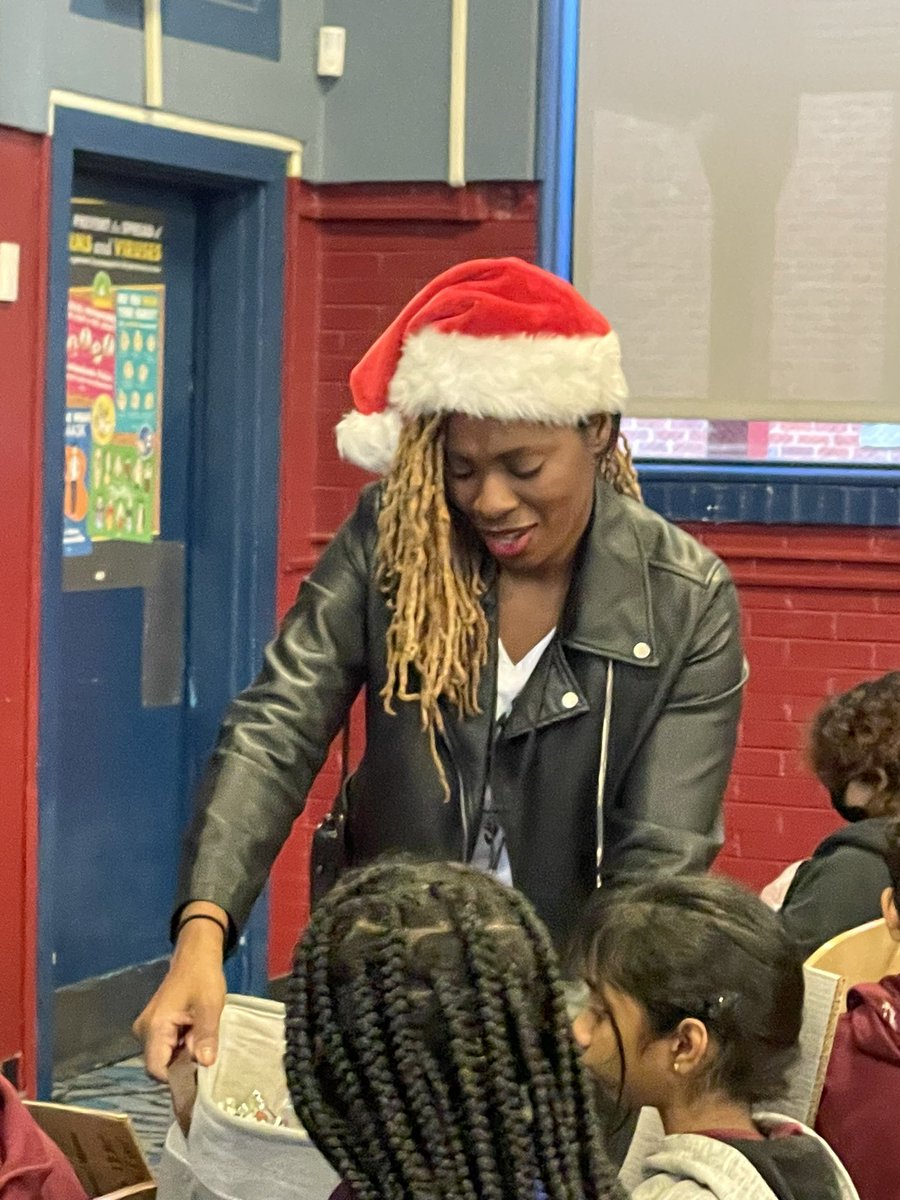 BCMAR_HISD's tweet image. Who’s 100% charged for the instructional day and you’ll be rewarded for being a Chromebook care CHAMP! @K_HarrisEdTech @greaterhoucf @HessCorporation @HISDChoice @HISDMiddleSchls