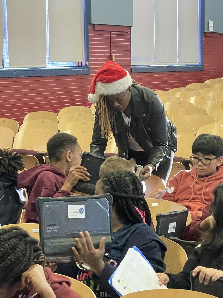 BCMAR_HISD's tweet image. Who’s 100% charged for the instructional day and you’ll be rewarded for being a Chromebook care CHAMP! @K_HarrisEdTech @greaterhoucf @HessCorporation @HISDChoice @HISDMiddleSchls