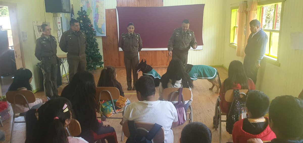 infosur_chile's tweet photo. ✅#PuertoVaras: Personal de la oficina de #IntegraciónComunitaria de la 1ra #Comisaria en conjunto con los #Cannes de @CarabLosLagos entregan un momento agradable a niños y niñas de la #Escuela #Rural Las Camelias del sector de #Ralun https://t.co/SYfHML7OwT