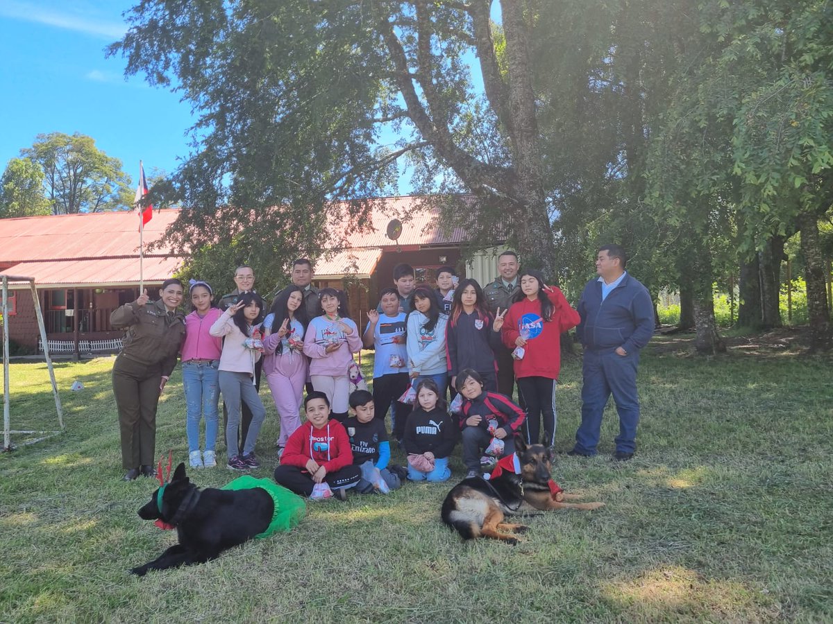 infosur_chile's tweet photo. ✅#PuertoVaras: Personal de la oficina de #IntegraciónComunitaria de la 1ra #Comisaria en conjunto con los #Cannes de @CarabLosLagos entregan un momento agradable a niños y niñas de la #Escuela #Rural Las Camelias del sector de #Ralun https://t.co/SYfHML7OwT