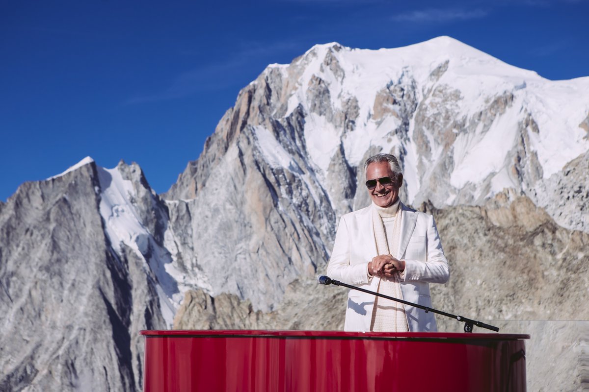 Gruppo_CVA's tweet photo. Quest’anno abbiamo portato la nostra #energiasostenibile nel punto più alto d’#Europa. 
Ecco qualche scatto esclusivo per rivivere le emozioni del #concertodiNatale #AFamilyChristmas con @AndreaBocelli @bocelli_matteo e @virginiabocelli live da #PuntaHelbronner, #MonteBianco. https://t.co/r2DISjpwk8
