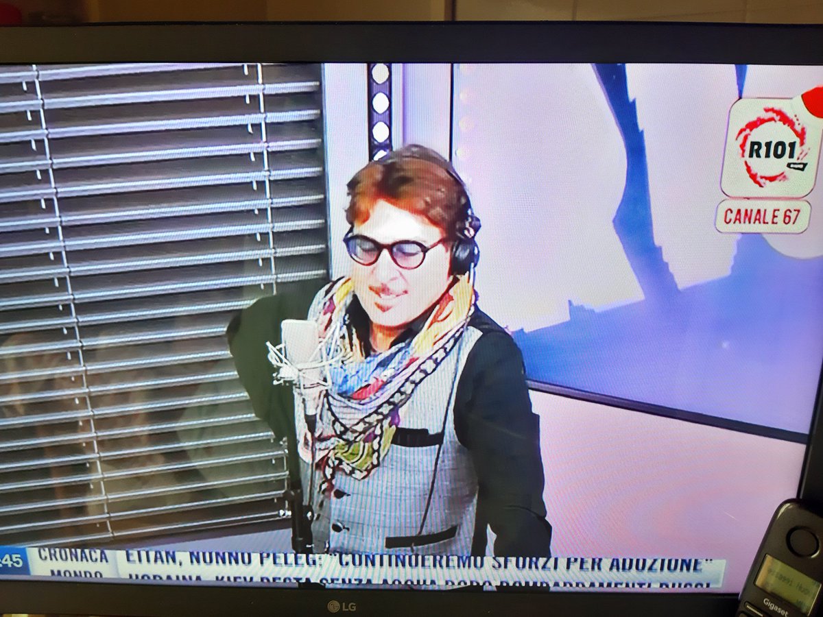 Ninfa96480986's tweet photo. Finalmente un venerdi come si deve,Pier ci fa troppo piacere vederti a #r101 #pierpaolopretelli #procediamo #prelemi https://t.co/FCsT7abUSJ