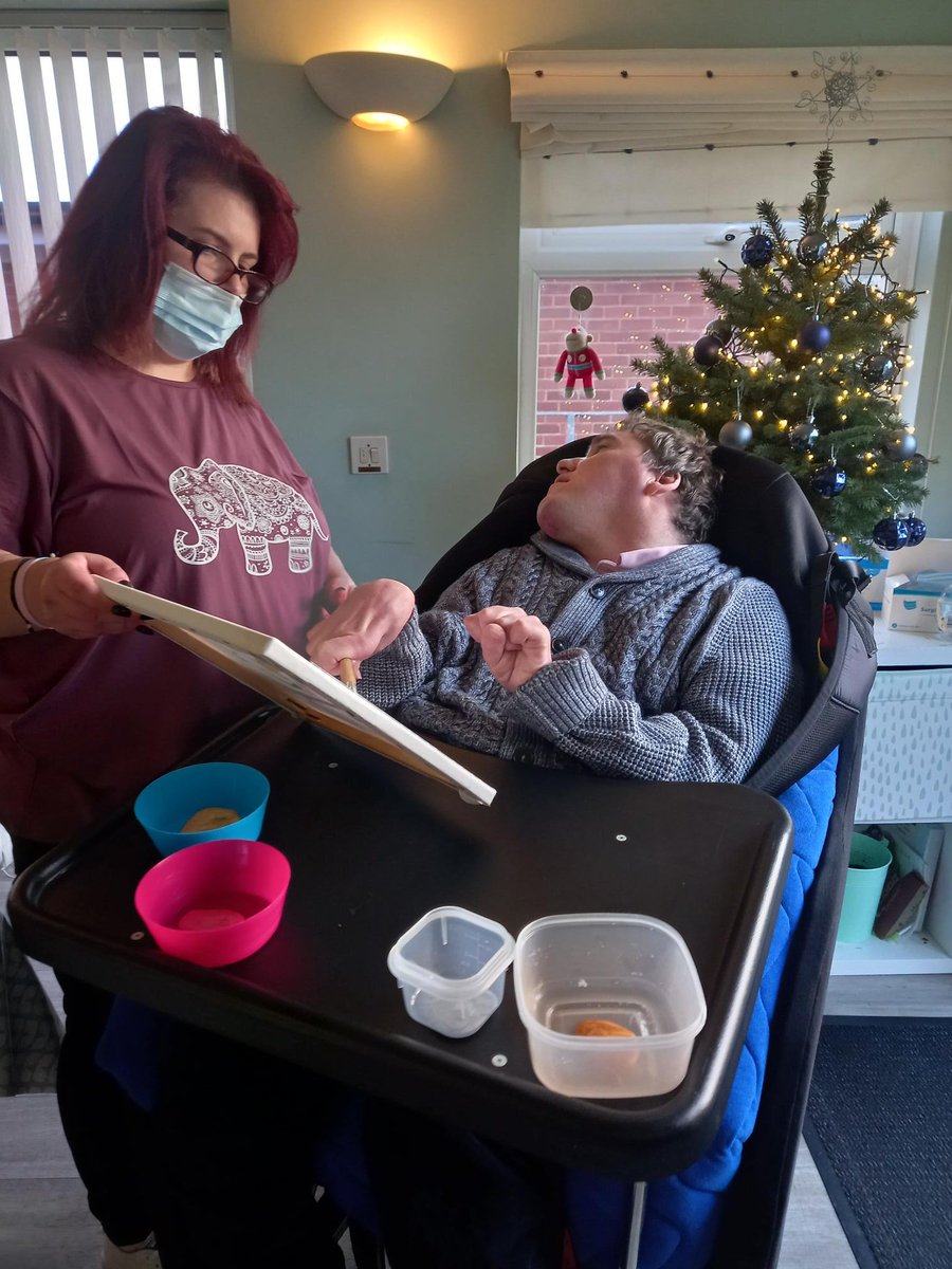 _rainbowliving's tweet photo. Some fantastic photos of our #ExeterRainbowHouse tenant Simon being supported to cook and paint. Thank you for sharing these photos with us Simon, it looks like you enjoyed both the painting and baking 😊 #IndependentSupportedLiving #LifeSkills #Crafts https://t.co/F4snE2eM2W