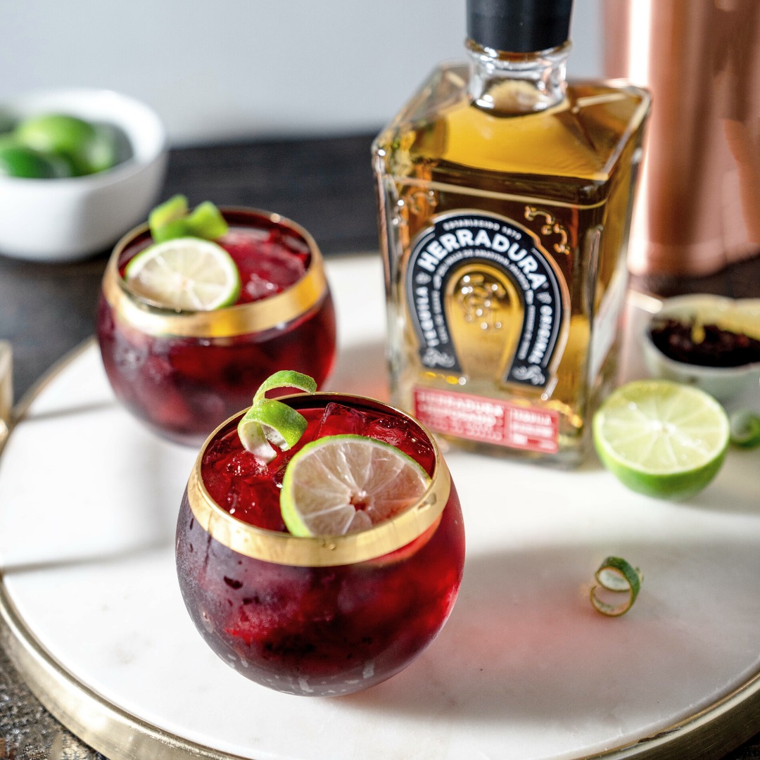 Cóctel Margarita Mágica de Invierno.
30 ml Tequila Herradura Reposado
15 ml Zumo de limón
5 ml Néctar de agave
15 ml Puré de arándanos
Hielo
Combina todo en coctelera, agita. Colar y servir. Bordear con sal el vaso, decorar con lima y arándanos. ¡Listo! <a href="/HerraduraTeq/">Tequila Herradura</a> #tequila