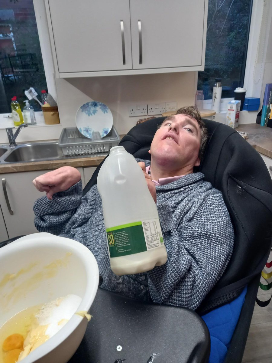 _rainbowliving's tweet photo. Some fantastic photos of our #ExeterRainbowHouse tenant Simon being supported to cook and paint. Thank you for sharing these photos with us Simon, it looks like you enjoyed both the painting and baking 😊 #IndependentSupportedLiving #LifeSkills #Crafts https://t.co/F4snE2eM2W