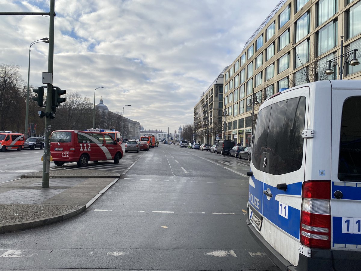 Police are still investigating what caused the aquarium to shatter inside the Radisson hotel. Presently they tell <a href="/dwnews/">DW News</a> they don’t believe it was a criminal act. #berlin