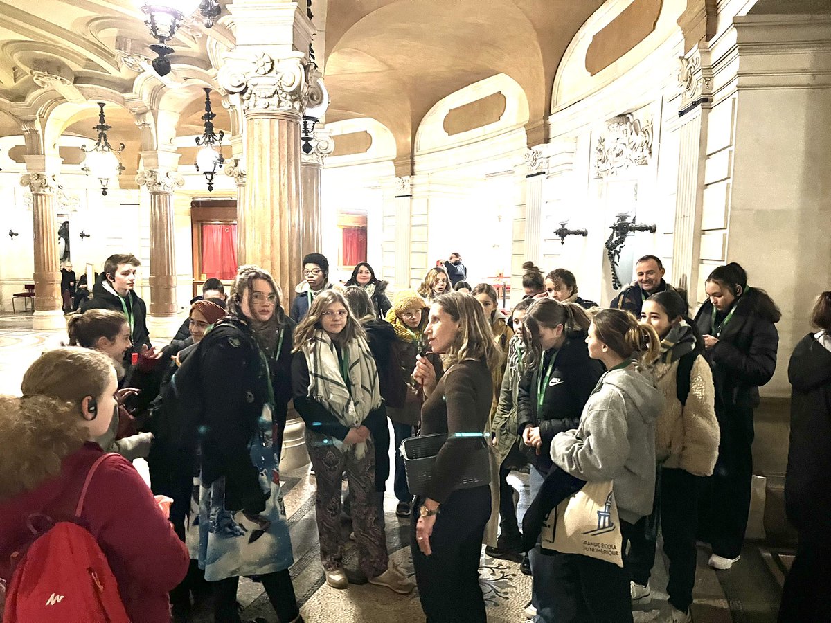 PatMarchesini's tweet photo. Les élèves de l’AS Danse et de la WebTV du @clgleracinay visitent l’Opéra Garnier ! 
@operadeparis https://t.co/bxMUZVUUSm