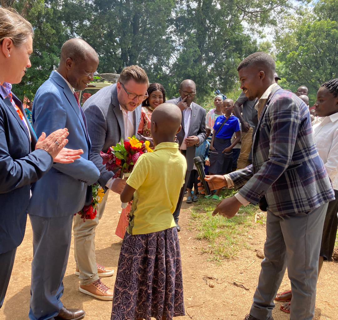 AmbSuisseRDC's tweet photo. Ensemble avec le Centre de Promotion Rurale de l’île de #Idjwi dans le lac #Kivu, la Suisse a pu inaugurer un système d’adduction gravitaire d’eau potable, remettre des véhicules et inaugurer un Centre de Santé à Bugarula 🇨🇩. 
🇨🇩🤝🇨🇭 https://t.co/UcvGJA0x1M