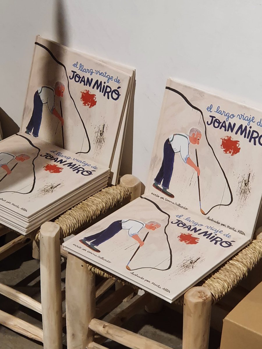 📚 Publicacions de la llibreria 📚 1️⃣ El llarg viatge de Joan Miró 2️⃣ Guia de la #FundacióMiró 3️⃣ Petit Miró sticker book 4️⃣ Joan Miró. His life's work 5️⃣ Catàleg de l'exposició #KleeFJM ⚡ miroshop.fmirobcn.org #MuseumWrapped2022 #ViatgeMiró