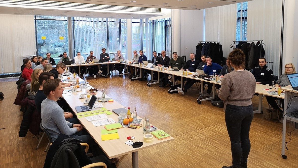 ZentrumIL's tweet photo. Zum Jahresende trafen sich Netzwerkmanagerinnen und #Netzwerkmanager der bundesweiten @MittelstandDigi Zentren, um das Jahr Revue passieren zu lassen und Pläne für die Zukunft zu schmieden: https://t.co/pNyDylj1F0 https://t.co/7icbQ0IAQY