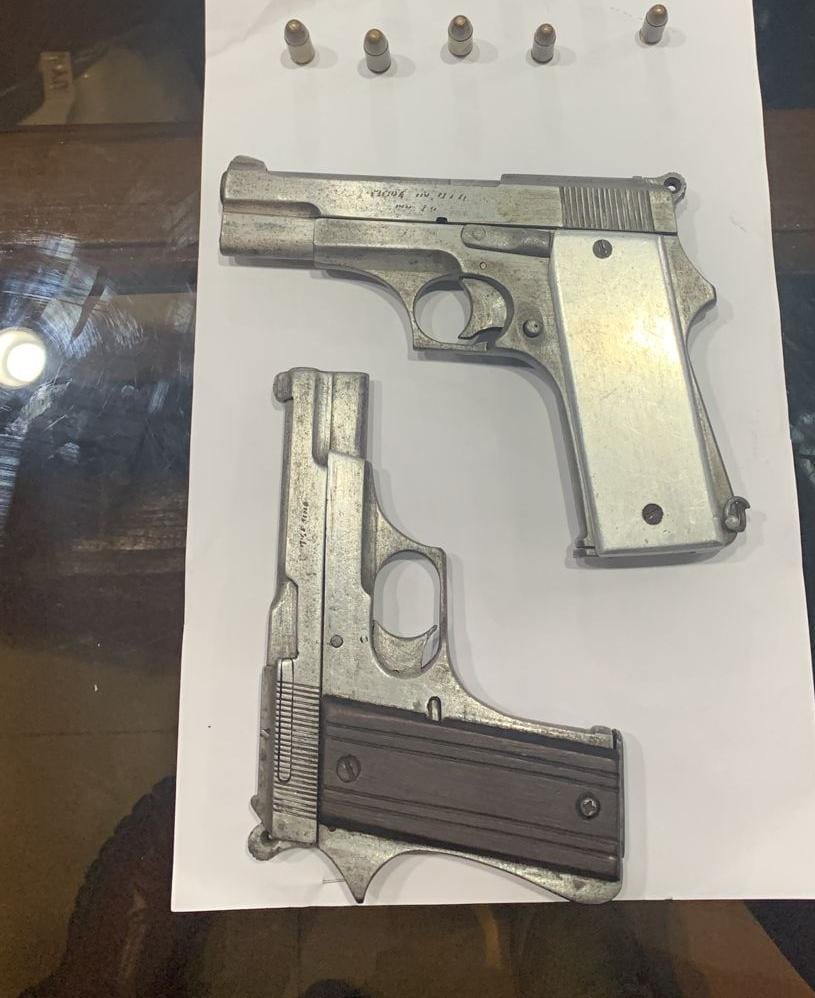 CBR_Police's tweet photo. On 15.12.2022 an incidence of firing was reported from Baburhat area under Kotwali PS.
Kotwali PS sprang into action &amp;  arrested 3 accused persons involved in firing  with 2 improvised Fire arms and 5 live ammunitions,2 mobiles and one motorcycle within 6 hrs.
#recoveryarms #wbpd https://t.co/cWJY4qvkZ4