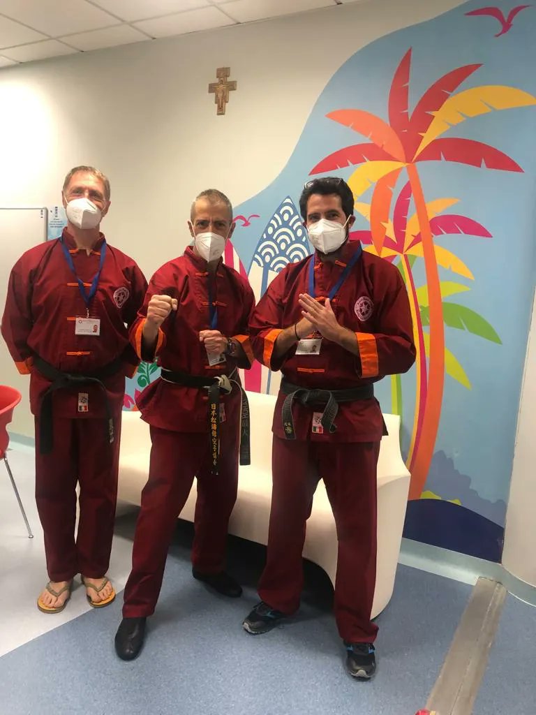 LE ARTI MARZIALI POSSONO ESSERE UN VALIDO METODO PER TRASFORMARE I PICCOLI MALATI IN GRANDI VINCITORI.

LA CHIAVE È FAR CAPIRE AI BAMBINI CHE, QUALSIASI COSA ACCADA, SI PUÒ SEMPRE REAGIRE. 

#kkcitalia
#kidskickingcancer
#martialarts
#powerpeaceporpose
#motivation