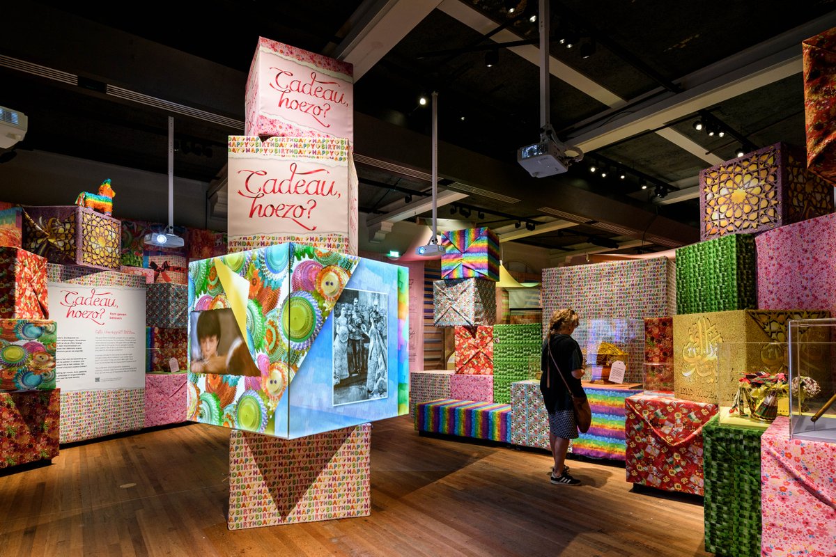 LAATSTE KANS | Veel mensen geven én krijgen deze maand cadeaus. Maar wat doe jij als je een cadeau niets vindt? In Nederland vragen we wel eens om het bonnetje, maar hoe doen ze dat in Japan of Thailand? Ontdek het nog t/m 15 januari in Cadeau, Hoezo? ow.ly/9YXw50M0ThV