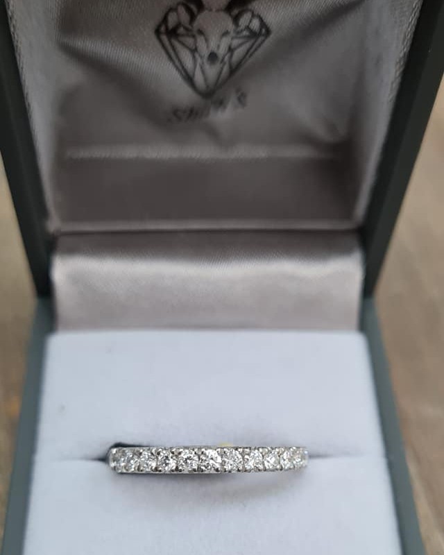 Are you looking for the perfect gift for that special someone? Shaws Jewellery Workshop has an amazing selection of rings, you'll be spoilt for choice. ❤️