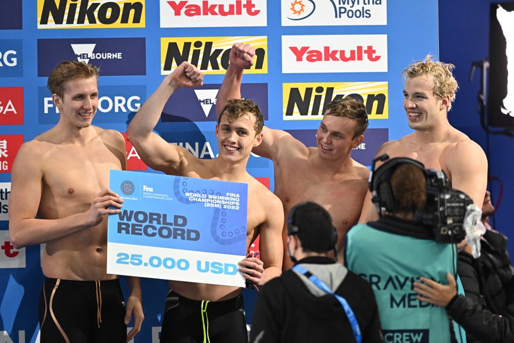 WorldAquatics's tweet image. 🇺🇸WOOOOOOOORLD RECOOOOOOOORD
Men's 4x200 Freestyle ⏱️6:44.12
#FINAMelbourne22