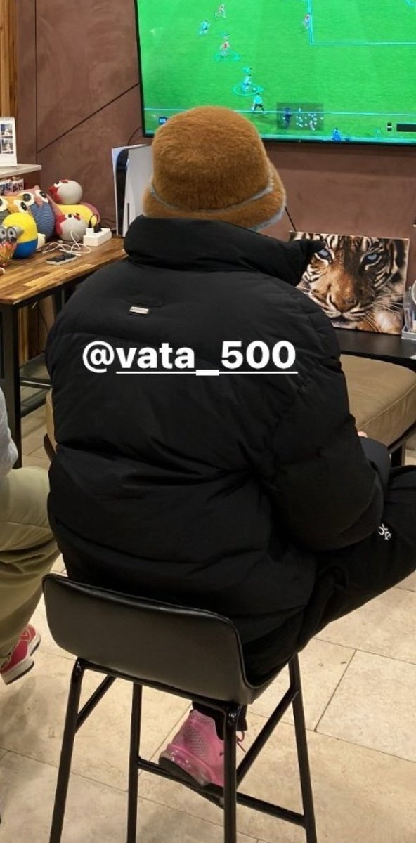 kingvata's tweet photo. Cryinggg he's so tiny iT HURTS https://t.co/7m5dEMPiZT