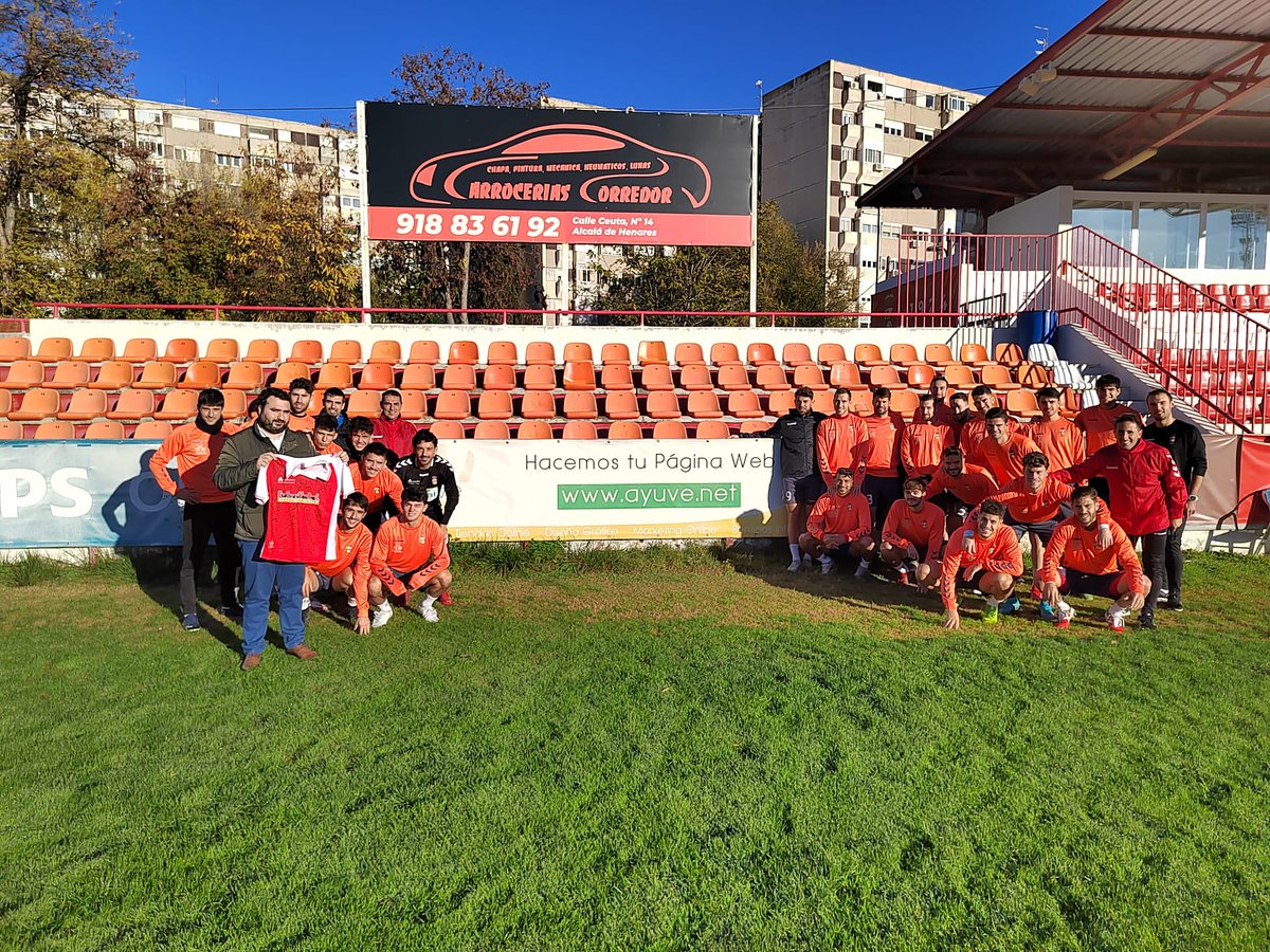 rsda_oficial's tweet photo. 🤝PATROCINADORES🤝

Ayuve ha visitado El Val. Los artífices de nuestra nueva web han pisado nuestro verde junto a los jugadores del primer equipo 💻💻💻

#VamosAlcalá https://t.co/uTbHINS0AI