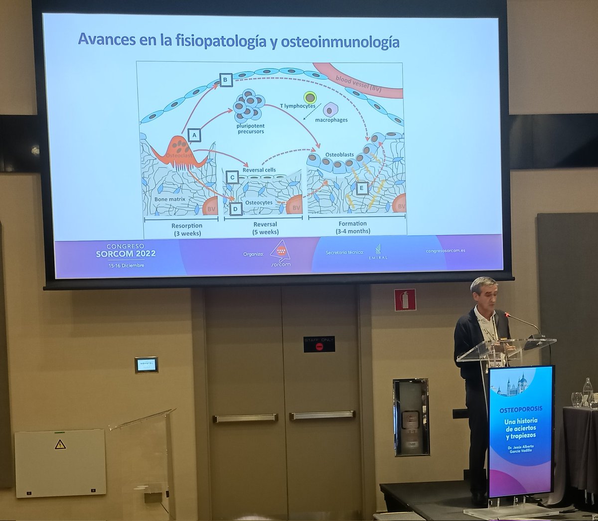 SORCOM1's tweet photo. El Dr. Alberto García Vadillo presenta los aciertos y los tropiezos en la osteoporosis
#SORCOM22 https://t.co/AcUd2z71qP
