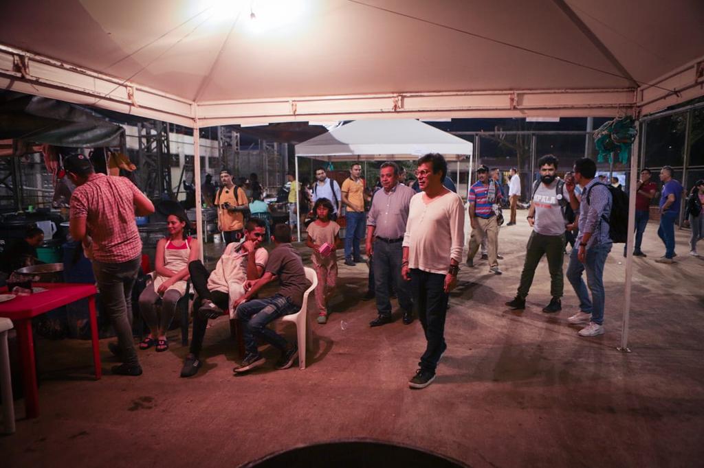 En El Tarra, en el encuentro regional de familias que subsisten de la economía de la coca, cenando anoche con el <a href="/ComisionadoPaz/">Consejería Comisionada de Paz</a>,  en las ollas
comunitarias, ejemplo de unidad y empoderamiento popular. 
Alli, Comisionado propuso encuentro de mujeres donde los hombres cocinen.