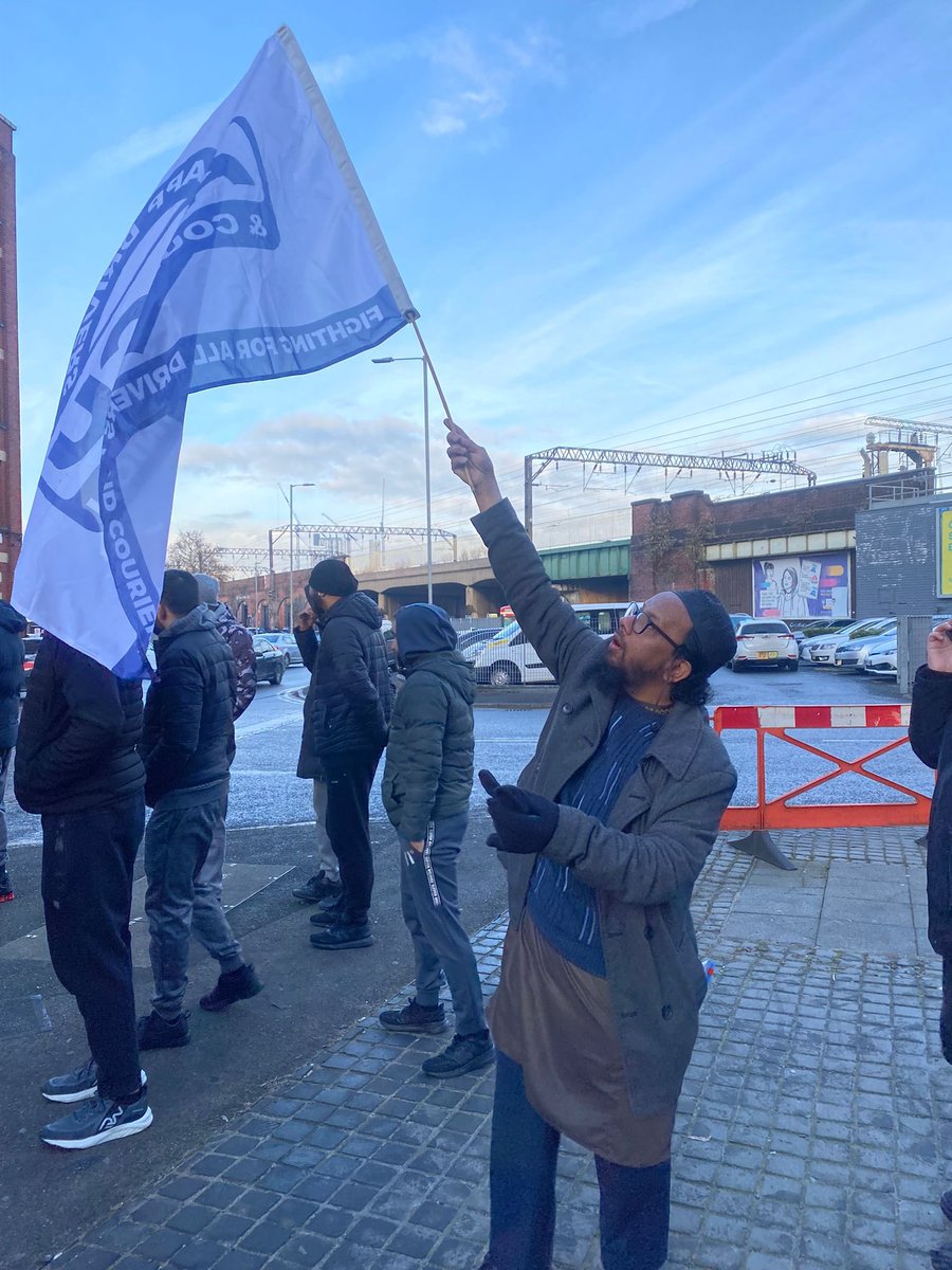 ADCUnion's tweet image. Solidarity to the Manchester uber drivers protesting outside Uber Hub. #UberStrike #UberProtest