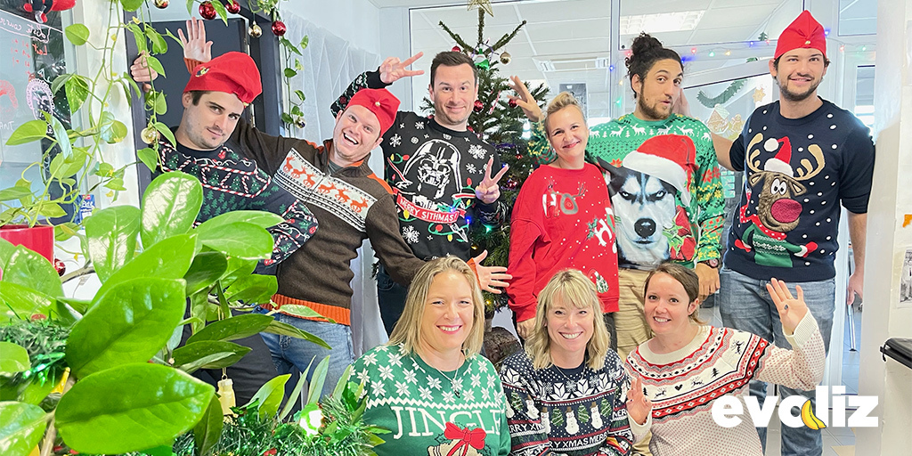 Vous avez dit Journée mondiale du pull (moche) de Noël 🥳

Dès qu'on dit le mot “moche”, on est toujours présent !
On va fêter comme il se doit cette journée qui a déjà bien commencé ce matin au bureau avec l'incontournable photo de groupe 🫶

#PullDeNoel #journeepulldenoel