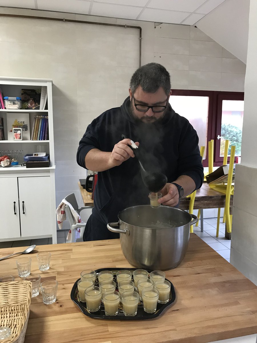 episourire's tweet photo. Avec ces températures hivernales, Fred, animateur de l'épicerie a réchauffé tous les usagers présents avec sa délicieuse soupe à l'oignon. https://t.co/3C9OGGih10