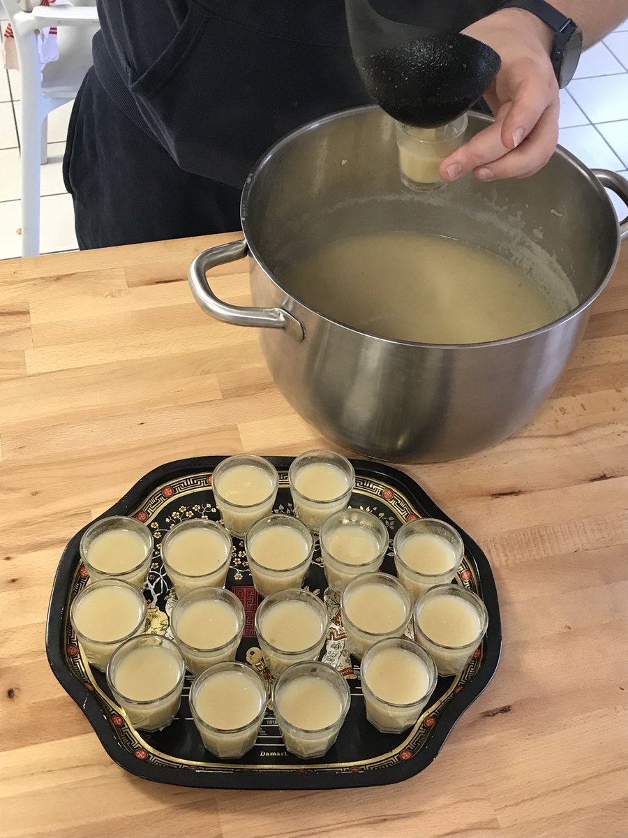 episourire's tweet photo. Avec ces températures hivernales, Fred, animateur de l'épicerie a réchauffé tous les usagers présents avec sa délicieuse soupe à l'oignon. https://t.co/3C9OGGih10