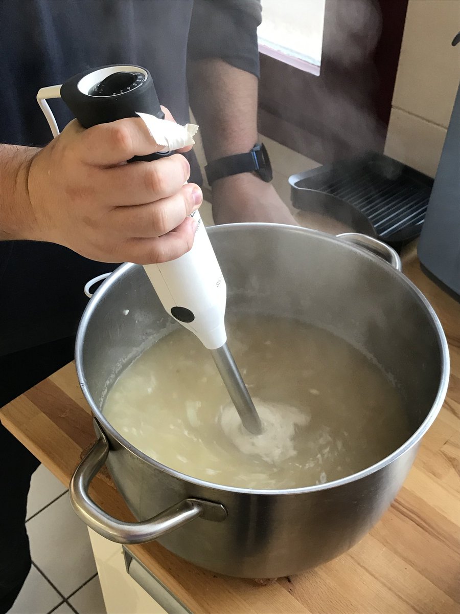 episourire's tweet photo. Avec ces températures hivernales, Fred, animateur de l'épicerie a réchauffé tous les usagers présents avec sa délicieuse soupe à l'oignon. https://t.co/3C9OGGih10