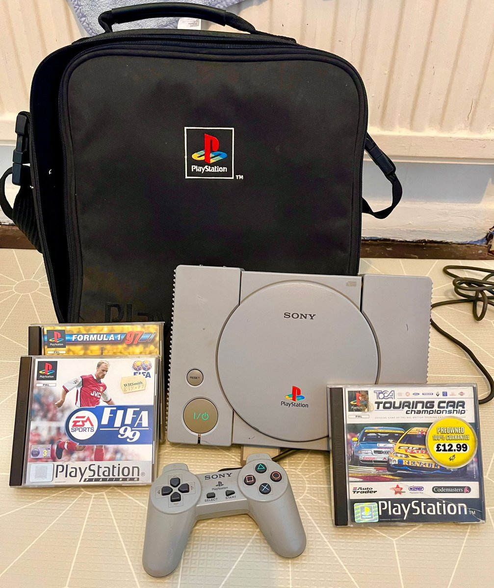90sfootball's tweet image. 🎉 Competition 🎉 We've teamed up with @HTOFootball to give away this classic PlayStation bundle that includes FIFA '99!

To enter:
➡️ Retweet this tweet
➡️ Follow @HTOFootball
 
Competition ends Christmas Eve at midnight with the winner announced Christmas Day! 🎄 🎅