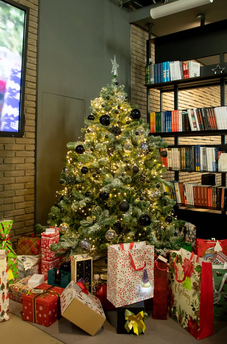 BarrageHQ's tweet photo. Gift exchange underneath the X-mass tree, pancakes, and spirits full of glee!🎄

Hurry and check memorable photos of our glimmering atmosphere if you want to get a taste of this holiday experience. 🎁🎅

Disclaimer: There are no fake smiles😃 https://t.co/xzAsjOFw1u