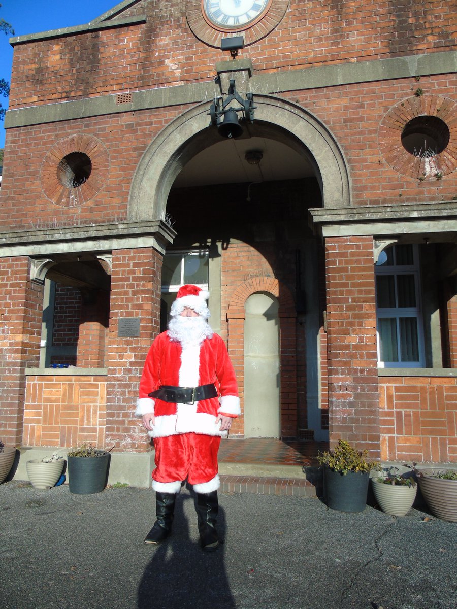 HassocksInfant's tweet photo. We were very excited to have a surprise visit from Santa this morning. He visited every class and delivered a present to say well done for working so hard this term. What a lovely surprise…thank you Santa! https://t.co/5ApUCpj2uD