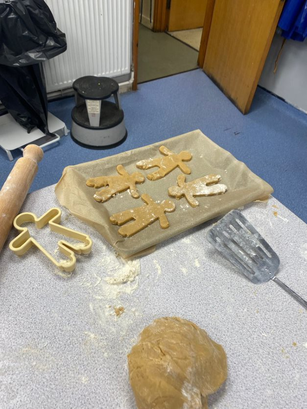 StCleres1's tweet photo. Some festive gingerbread men made by one of our pupils at St Clere's School!🎄🎄
They look delicious!😋😋

#gingerbreadmen #gingerbread  #homemade #baking #Christmas #festive #school #schoolbaking https://t.co/YRsLofSDoq