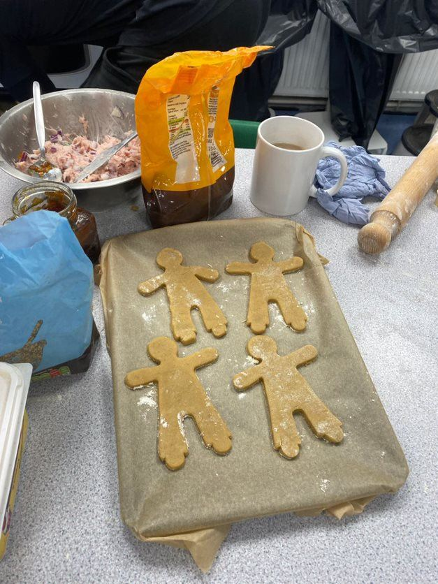 StCleres1's tweet photo. Some festive gingerbread men made by one of our pupils at St Clere's School!🎄🎄
They look delicious!😋😋

#gingerbreadmen #gingerbread  #homemade #baking #Christmas #festive #school #schoolbaking https://t.co/YRsLofSDoq