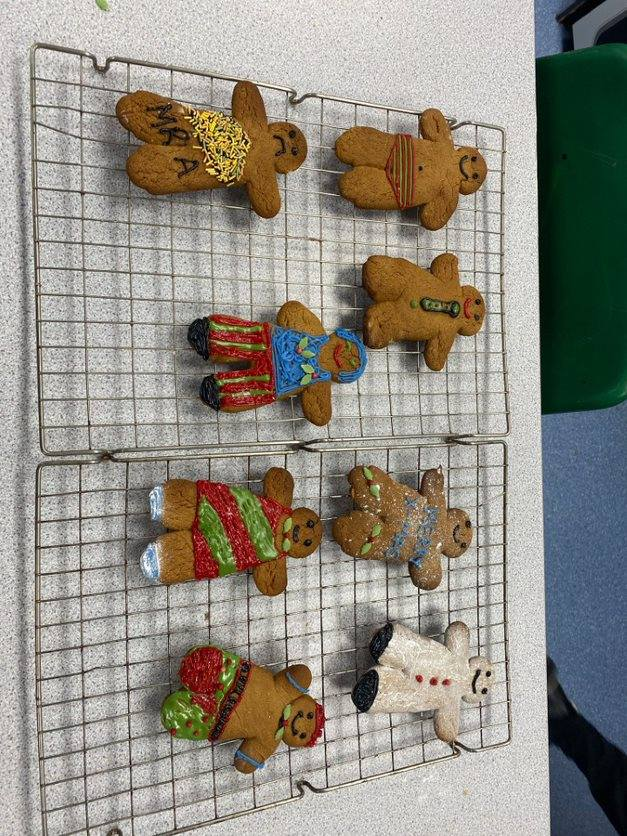 StCleres1's tweet photo. Some festive gingerbread men made by one of our pupils at St Clere's School!🎄🎄
They look delicious!😋😋

#gingerbreadmen #gingerbread  #homemade #baking #Christmas #festive #school #schoolbaking https://t.co/YRsLofSDoq