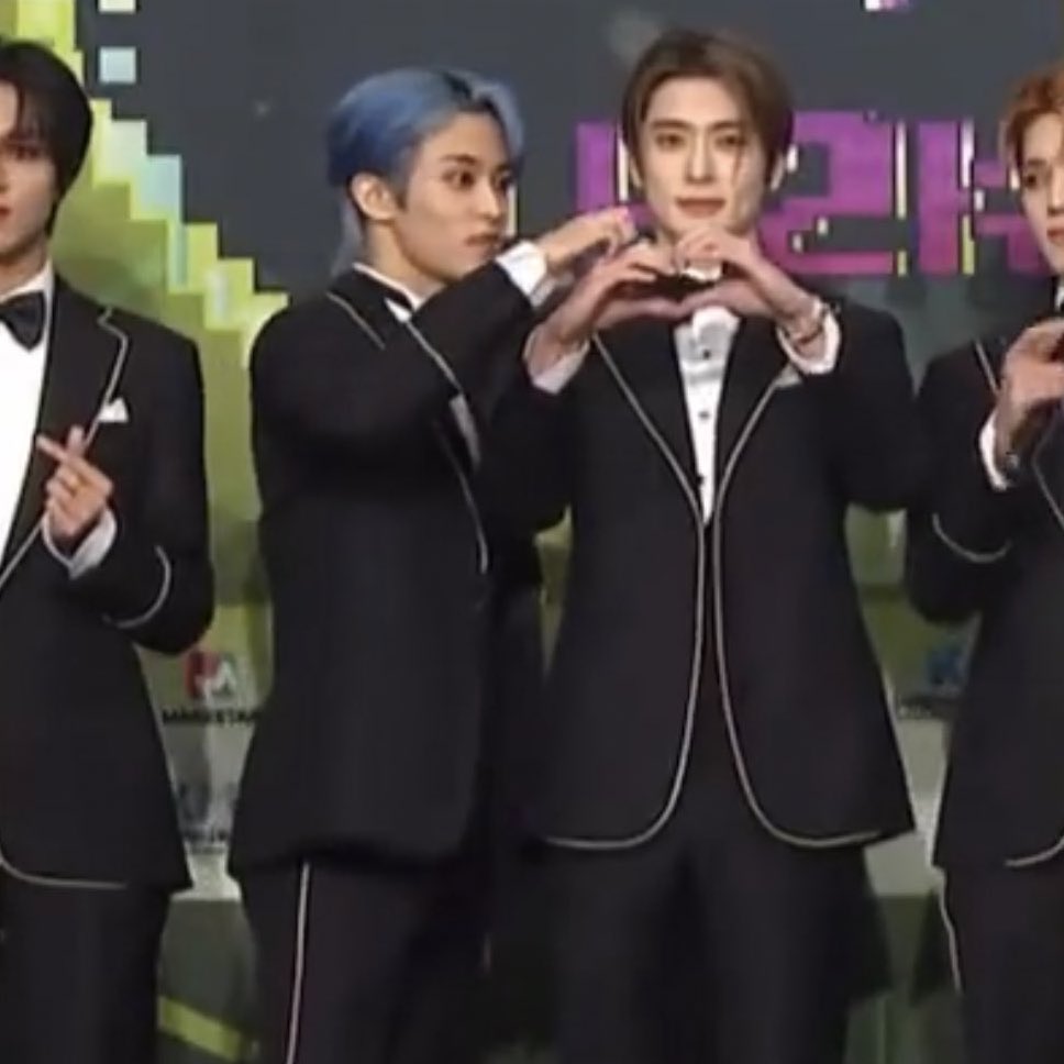 횽 손 위에 냅다 하트 반쪽 얹어버린거 개웃긴데 손 개 찌끄매보여서 더웃김ㅋㅋㅋㅋㅋㅋㅋㅋㅋㅋㅋ
아니 근데 재맠 상자 속 물건 맞추기 했을때 왕자가 먘꾸 손등에 멍게 냅다 올린 그게 왜 자꾸 생각이 나지ㅋㅋㅋㅋㅋㅋ