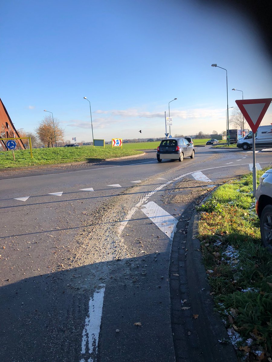 WIS_Sven's tweet photo. Beton op de rotonde #n285 17.1 rechts. 👷 is onderweg om het beton op te ruimen🧹. @RWSverkeersinfo @Brabant https://t.co/YypdO3uPo4
