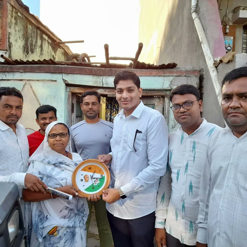 SanketRModi's tweet photo. अंबाजोगाई शहरातील गवळीपुरा भागात नागरिकांना घड्याळ भेट दिली. यावेळी नागरिकांचा उत्स्फूर्त प्रतिसाद पाहून आनंद वाटला.

#राष्ट्रवादीआपल्यादारी #Ambajogai #sanketrmodi #NCP

@RajkishorModi
@dhananjay_munde @PawarSpeaks https://t.co/X2iR9XQVIL