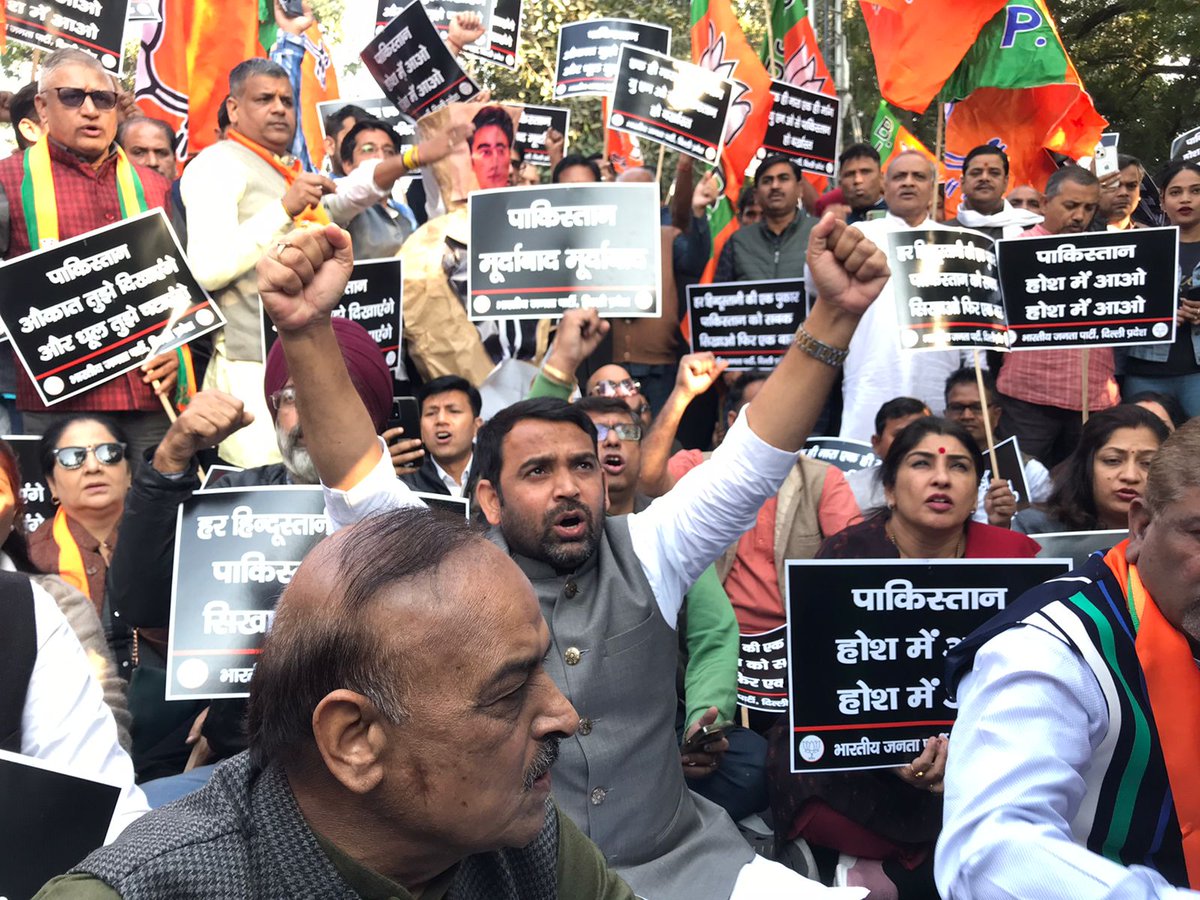 MSinghBJP's tweet photo. पाकिस्तान के पप्पू, मंदबुद्धि बिलावल जरदारी भट्टो ने दुनिया के सबसे लोकप्रिय जननेता आदरणीय श्री @narendramodi जी की तुलना लादेन से की । ये पाकिस्तान के विदेश नीति का खोखलापन दर्शाता है । इसके विरोध में आज पाकिस्तान दूतावास पर @BJP4Delhi ने प्रचंड प्रदर्शन किया। 
@siddharthanbjp https://t.co/sDvujAyZwa
