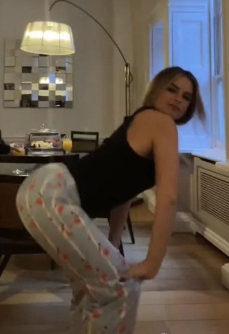 tiktokgirllove2's tweet photo. Addison just loves showing off that ass of hers 

#avarose #avarosebeaune #peytoncoffee #brookemonk #addisonrae #charlidamelio #leak #katiesigmond #tiktokgoon #goon #tiktokteen #cocktribute #wanktribute #cumtribute #wankchat #nsfwtwt #gooner #gooning #tits #bigtits #ass #bigass https://t.co/K0TvKaAPOv