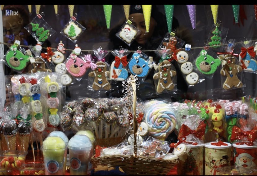BenjaminaKaric's tweet photo. Prepoznatljivi „Sarajevo holiday market“ vratio se kući u Starom Gradu, gdje će sajamske kućice sa bogatom i raznovrsnom ponudom donijeti pravu prazničnu čaroliju.

Pozivam građane da posjete i uživaju u divnoj atmosferi i atraktivnom zimskom sadržaju na otvorenom! https://t.co/1yPfLEKK1T