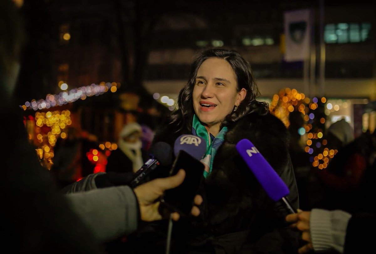 BenjaminaKaric's tweet photo. Prepoznatljivi „Sarajevo holiday market“ vratio se kući u Starom Gradu, gdje će sajamske kućice sa bogatom i raznovrsnom ponudom donijeti pravu prazničnu čaroliju.

Pozivam građane da posjete i uživaju u divnoj atmosferi i atraktivnom zimskom sadržaju na otvorenom! https://t.co/1yPfLEKK1T